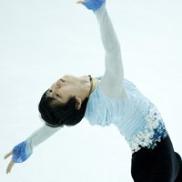 仙台市アリーナ開館記念アイスショー「The　First　Skate」のオープニングで演技する羽生結弦さん＝ゼビオアリーナ仙台で2025年7月5日、貝塚太一撮影