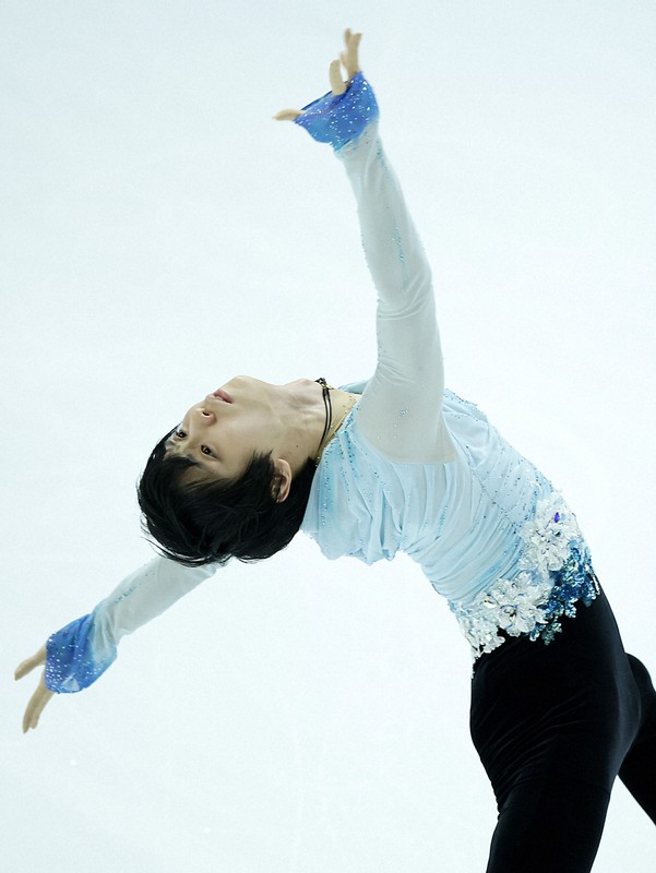仙台市アリーナ開館記念アイスショー「The　First　Skate」のオープニングで演技する羽生結弦さん＝ゼビオアリーナ仙台で2025年7月5日、貝塚太一撮影
