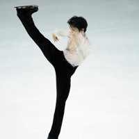仙台市アリーナ開館記念アイスショー「The　First　Skate」で、アンコールの「Let　Me　Entertain　You」でハイキックを見せる羽生結弦さん＝ゼビオアリーナ仙台で2025年7月5日、貝塚太一撮影