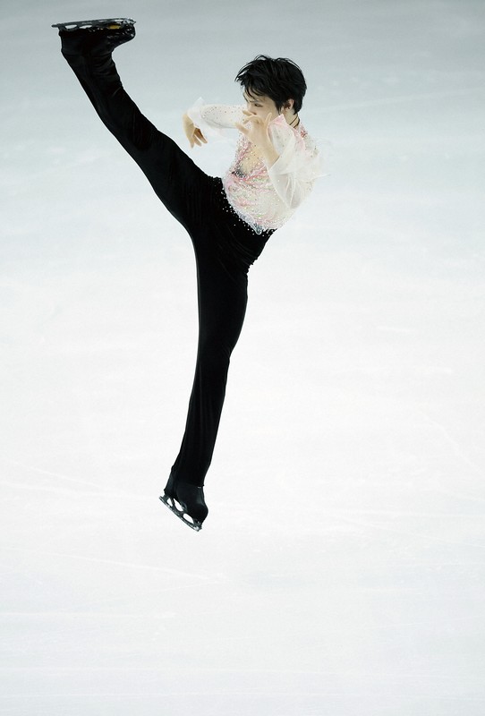 仙台市アリーナ開館記念アイスショー「The　First　Skate」で、アンコールの「Let　Me　Entertain　You」でハイキックを見せる羽生結弦さん＝ゼビオアリーナ仙台で2025年7月5日、貝塚太一撮影