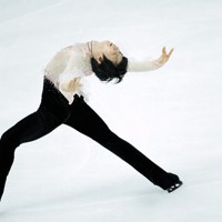 仙台市アリーナ開館記念アイスショー「The　First　Skate」で「春よ、来い」を演技する羽生結弦さん＝ゼビオアリーナ仙台で2025年7月5日、貝塚太一撮影