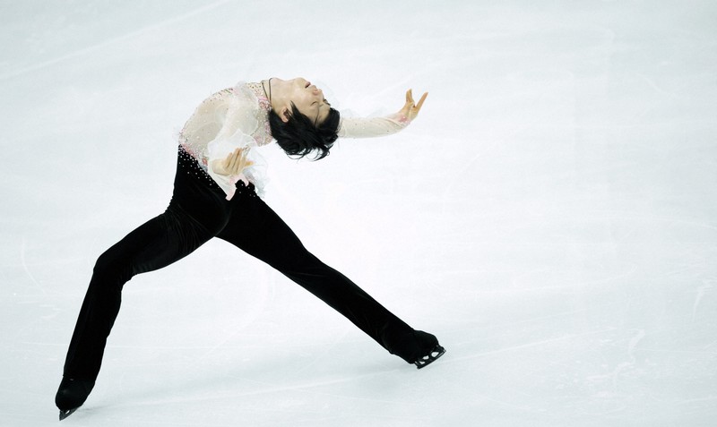 仙台市アリーナ開館記念アイスショー「The　First　Skate」で「春よ、来い」を演技する羽生結弦さん＝ゼビオアリーナ仙台で2025年7月5日、貝塚太一撮影