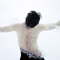 仙台市アリーナ開館記念アイスショー「The　First　Skate」で「春よ、来い」を演技する羽生結弦さん＝ゼビオアリーナ仙台で2025年7月5日、貝塚太一撮影