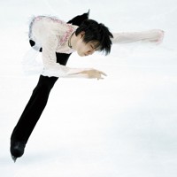 仙台市アリーナ開館記念アイスショー「The　First　Skate」で、「春よ、来い」を演技する羽生結弦さん＝ゼビオアリーナ仙台で2025年7月5日、貝塚太一撮影