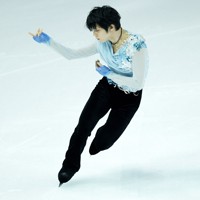 仙台市アリーナ開館記念アイスショー「The　First　Skate」のオープニングで演技する羽生結弦さん＝ゼビオアリーナ仙台で2025年7月5日、貝塚太一撮影