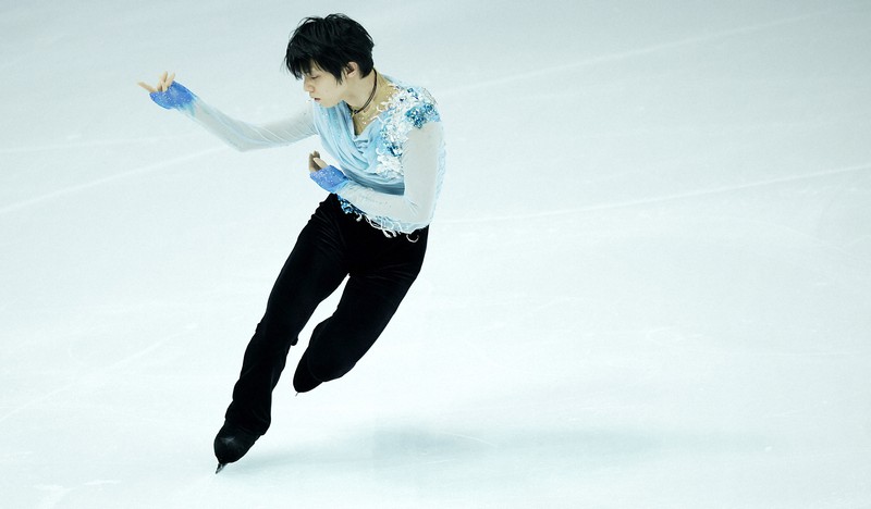 仙台市アリーナ開館記念アイスショー「The　First　Skate」のオープニングで演技する羽生結弦さん＝ゼビオアリーナ仙台で2025年7月5日、貝塚太一撮影