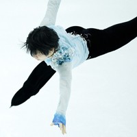 仙台市アリーナ開館記念アイスショー「The　First　Skate」のオープニングで演技する羽生結弦さん＝ゼビオアリーナ仙台で2025年7月5日、貝塚太一撮影