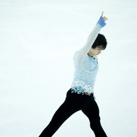 仙台市アリーナ開館記念アイスショー「The　First　Skate」のオープニングで演技する羽生結弦さん＝ゼビオアリーナ仙台で2025年7月5日、貝塚太一撮影