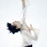 仙台市アリーナ開館記念アイスショー「The　First　Skate」で、「春よ、来い」を演技する羽生結弦さん＝ゼビオアリーナ仙台で2025年7月5日、貝塚太一撮影