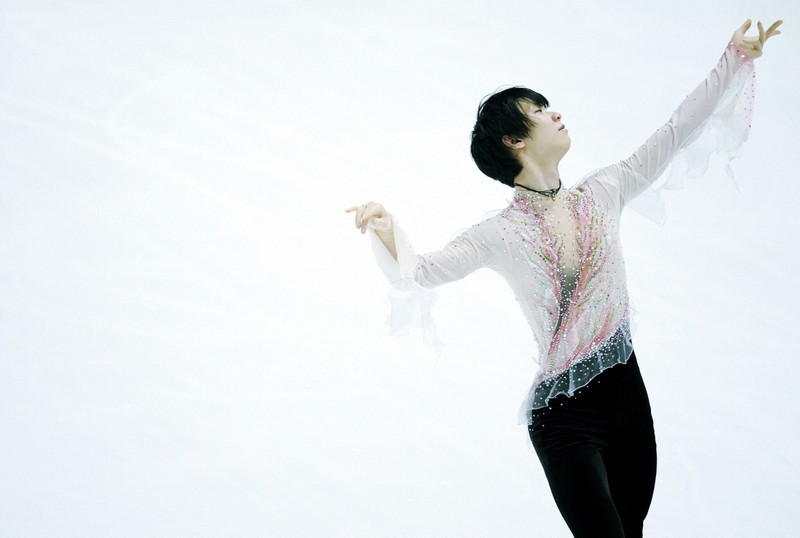 仙台市アリーナ開館記念アイスショー「The　First　Skate」で、「春よ、来い」を演技する羽生結弦さん＝ゼビオアリーナ仙台で2025年7月5日、貝塚太一撮影