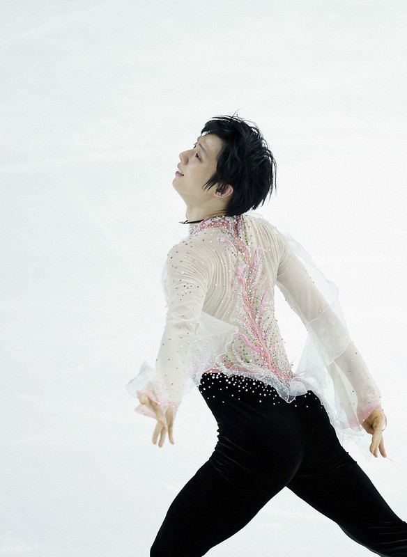仙台市アリーナ開館記念アイスショー「The　First　Skate」で「春よ、来い」を演技する羽生結弦さん＝ゼビオアリーナ仙台で2025年7月5日、貝塚太一撮影