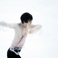 仙台市アリーナ開館記念アイスショー「The　First　Skate」で、「春よ、来い」を演技する羽生結弦さん＝ゼビオアリーナ仙台で2025年7月5日、貝塚太一撮影