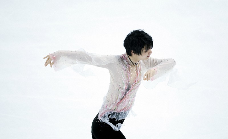 仙台市アリーナ開館記念アイスショー「The　First　Skate」で、「春よ、来い」を演技する羽生結弦さん＝ゼビオアリーナ仙台で2025年7月5日、貝塚太一撮影