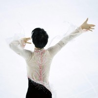 仙台市アリーナ開館記念アイスショー「The　First　Skate」で、アンコールの「Let　Me　Entertain　You」で両手を振る羽生結弦さん＝ゼビオアリーナ仙台で2025年7月5日、貝塚太一撮影