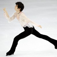 仙台市アリーナ開館記念アイスショー「The　First　Skate」で、「春よ、来い」を演技する羽生結弦さん＝ゼビオアリーナ仙台で2025年7月5日、貝塚太一撮影