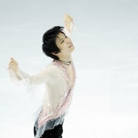 仙台市アリーナ開館記念アイスショー「The　First　Skate」で、「春よ、来い」を演技する羽生結弦さん＝ゼビオアリーナ仙台で2025年7月5日、貝塚太一撮影