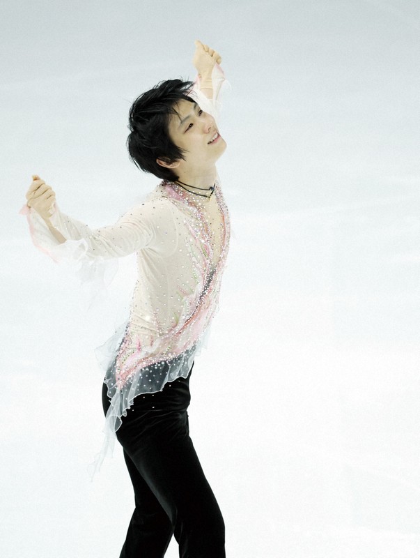 仙台市アリーナ開館記念アイスショー「The　First　Skate」で、「春よ、来い」を演技する羽生結弦さん＝ゼビオアリーナ仙台で2025年7月5日、貝塚太一撮影