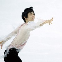 仙台市アリーナ開館記念アイスショー「The　First　Skate」で「春よ、来い」を演技する羽生結弦さん＝ゼビオアリーナ仙台で2025年7月5日、貝塚太一撮影