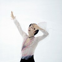 仙台市アリーナ開館記念アイスショー「The　First　Skate」で、アンコールの「Let　Me　Entertain　You」で観客に手を振る羽生結弦さん＝ゼビオアリーナ仙台で2025年7月5日、貝塚太一撮影