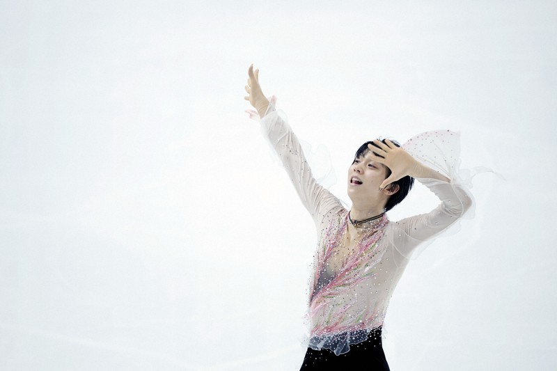 仙台市アリーナ開館記念アイスショー「The　First　Skate」で、アンコールの「Let　Me　Entertain　You」で観客に手を振る羽生結弦さん＝ゼビオアリーナ仙台で2025年7月5日、貝塚太一撮影