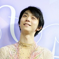 仙台市アリーナ開館記念アイスショー「The　First　Skate」を終えて、笑顔を見せる羽生結弦さん＝ゼビオアリーナ仙台で2025年7月5日、貝塚太一撮影