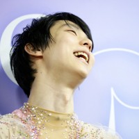 仙台市アリーナ開館記念アイスショー「The　First　Skate」を終えて、取材を受ける中で笑顔を見せる羽生結弦さん＝ゼビオアリーナ仙台で2025年7月5日、貝塚太一撮影