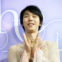 仙台市アリーナ開館記念アイスショー「The　First　Skate」を終えて、取材を受ける中で笑顔で手をたたく羽生結弦さん＝ゼビオアリーナ仙台で2025年7月5日、貝塚太一撮影