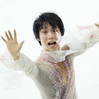 仙台市アリーナ開館記念アイスショー「The　First　Skate」のエンディングで手を振る羽生結弦さん＝ゼビオアリーナ仙台で2025年7月5日、貝塚太一撮影