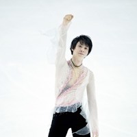 仙台市アリーナ開館記念アイスショー「The　First　Skate」でアンコールを終えて、拳を固める羽生結弦さん＝ゼビオアリーナ仙台で2025年7月5日、貝塚太一撮影