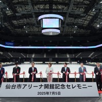 仙台市アリーナ開館記念式典でテープカットする郡和子仙台市長（中央）ら＝ゼビオアリーナ仙台で2025年7月5日、貝塚太一撮影