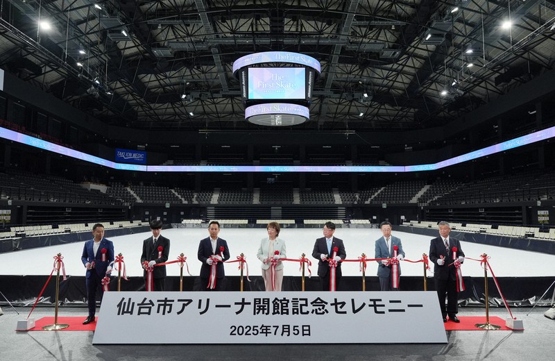 仙台市アリーナ開館記念式典でテープカットする郡和子仙台市長（中央）ら＝ゼビオアリーナ仙台で2025年7月5日、貝塚太一撮影