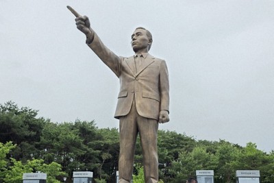朴正熙氏の巨大銅像＝韓国南東部・慶尚北道安東市の慶尚北道庁前の広場で2025年5月24日、福岡静哉撮影