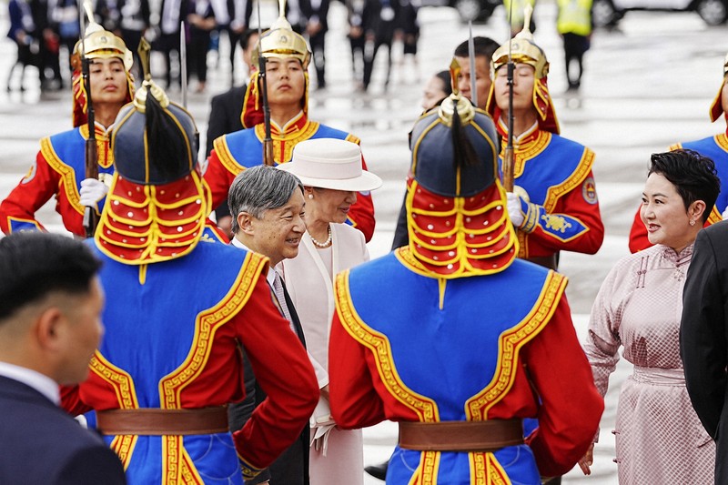 天皇、皇后両陛下、モンゴルに到着 日本人の慰霊碑訪問へ | 毎日新聞