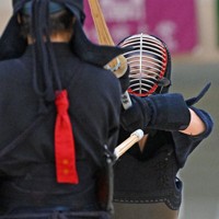 山形大の佐藤悠月（手前）を攻める中大の村田結依＝日本武道館で2025年7月6日、平川義之撮影