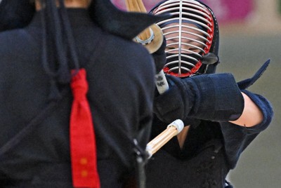 山形大の佐藤悠月（手前）を攻める中大の村田結依＝日本武道館で2025年7月6日、平川義之撮影