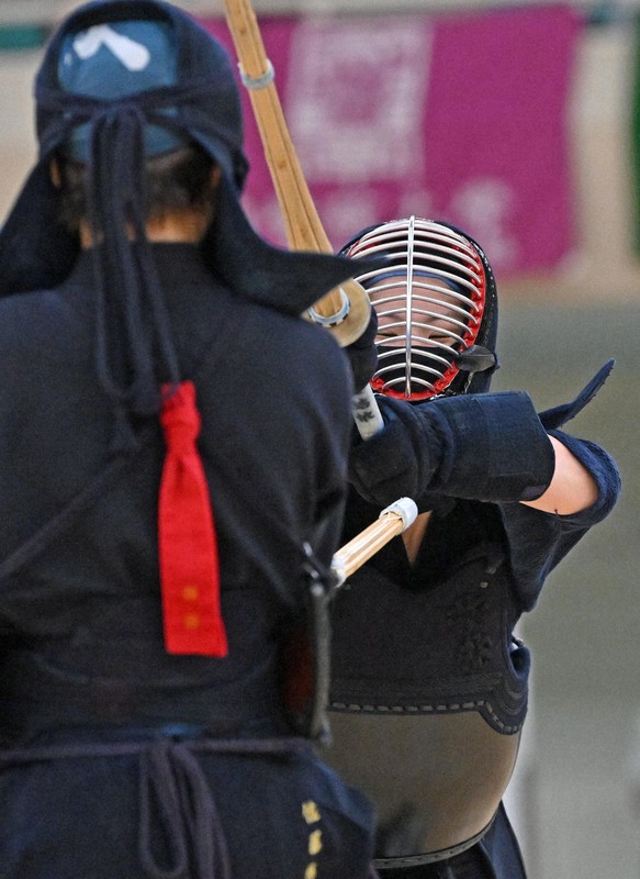 山形大の佐藤悠月（手前）を攻める中大の村田結依＝日本武道館で2025年7月6日、平川義之撮影