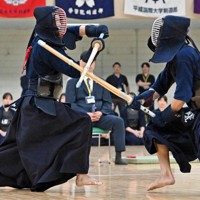筑波大の高島壮右馬（右）を攻める日体大の藤島心＝日本武道館で2025年7月6日、平川義之撮影