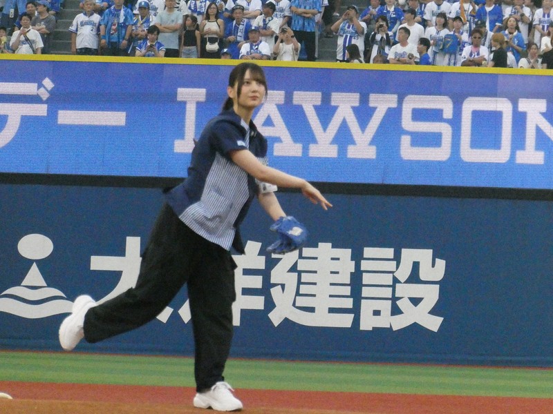 日向坂46小坂菜緒さんが横浜で始球式 2年連続ノーバウンド投球 [写真