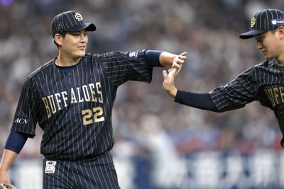 【オリックス－ロッテ】四回のピンチを切り抜け笑顔の九里（左）。7回1失点で7勝目を挙げた＝京セラドームで