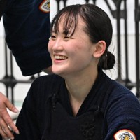 優勝し、笑顔を見せる中大の村田結依＝日本武道館で2025年7月6日、平川義之撮影
