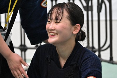 優勝し、笑顔を見せる中大の村田結依＝日本武道館で2025年7月6日、平川義之撮影