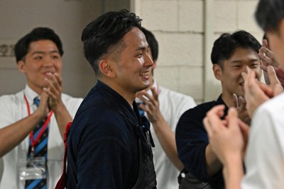 優勝し、チームメートから拍手を受け、笑顔を見せる日体大の藤島心＝日本武道館で2025年7月6日、平川義之撮影
