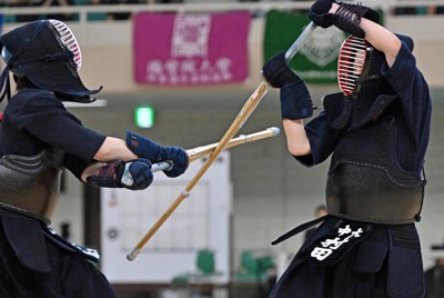 互いに攻め合う中大の村田結依（右）と山形大の佐藤悠月＝日本武道館で2025年7月6日、平川義之撮影