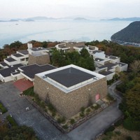 瀬戸内海を望む山上に建つ、瀬戸内海歴史民俗資料館。土地の傾斜に合わせて、正方形の部屋が上下左右にずれながら連なっている＝宮脇慎太郎さん撮影・瀬戸内海歴史民俗資料館提供