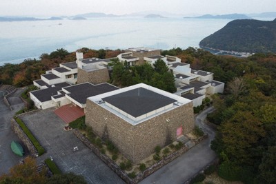瀬戸内海を望む山上に建つ、瀬戸内海歴史民俗資料館。土地の傾斜に合わせて、正方形の部屋が上下左右にずれながら連なっている＝宮脇慎太郎さん撮影・瀬戸内海歴史民俗資料館提供