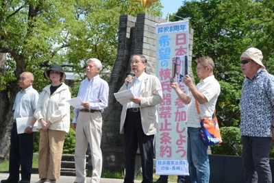 世界の首脳に向けて核兵器禁止条約への参加を訴える被爆者たち＝長崎市松山町で