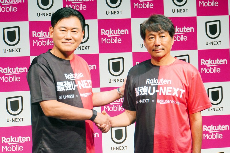 楽天モバイルとU-NEXTは、10月から「Rakuten最強U-NEXT」の提供を開始する。写真は楽天モバイルの三木谷浩史会長（左）と、U-NEXTの宇野康秀会長＝記事中の写真はすべて筆者撮影