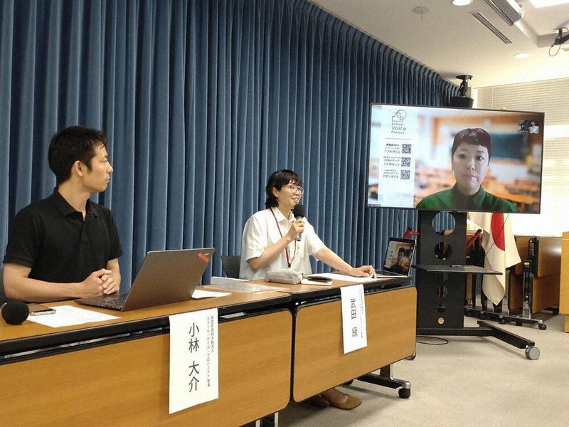 学習指導要領の改定に向けて提言するスクール・ボイス・プロジェクトの記者会見。オンラインで現職教員（右）も参加した＝東京都千代田区で2025年6月20日午後、木原真希撮影