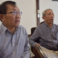 長崎で被爆した王文其さんについて話す五男の王柏東さん（左）ら＝台湾南部・嘉義市で2024年11月28日、林哲平撮影