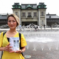 「生きとし生ける」の最新刊を手にする長谷川未来さん＝北九州市門司区で2025年6月7日、橋本勝利撮影